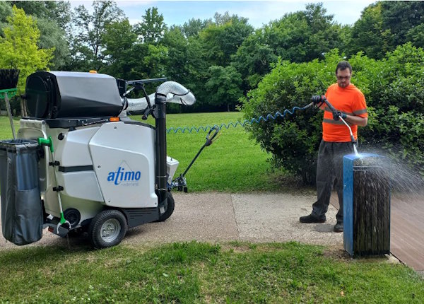 Vuilnisbakken schoonspuiten met straatzuiger en afvalzuiger