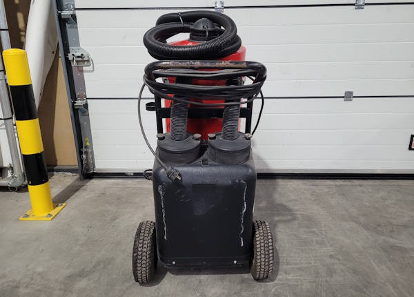 stofzuiger is werkzaam op 230 Volt en uitgerust met 2 motoren met 2,4 kW vermogen