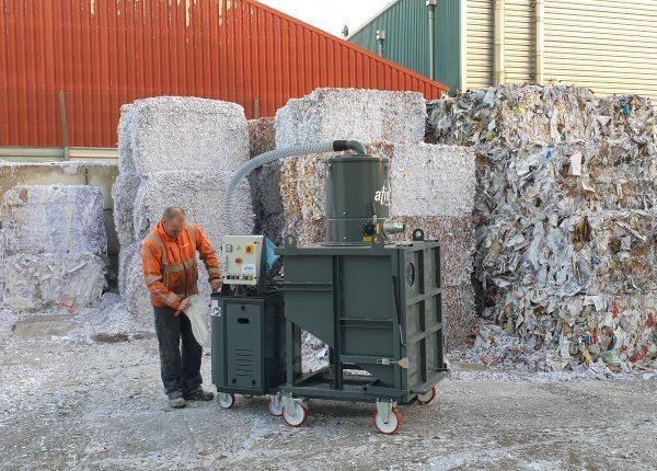 Industriële stofzuiger voor het opzuigen van papier en papierresten