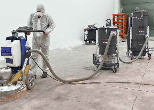 Industriele stofzuiger voor vloeren frezen op krachtstroom