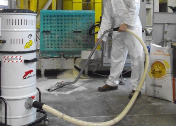Vloeren reinigen met deze industriële stofzuiger Mistral 202 DS ECO M van Atimo