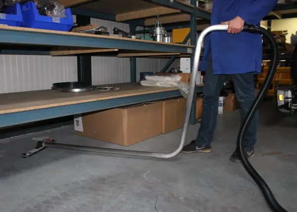 Stofzuigen onder stellingen industrie