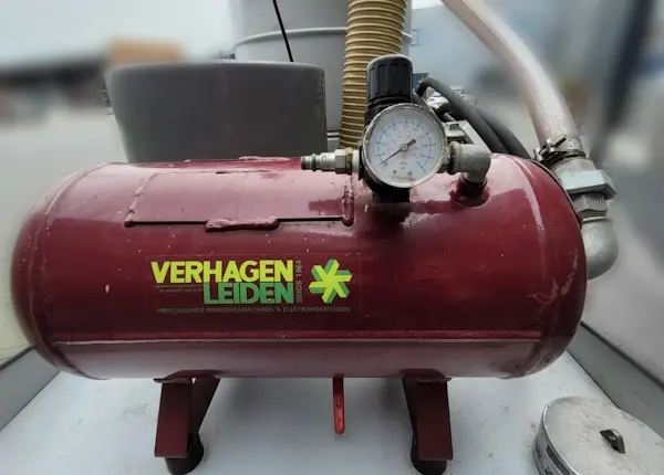 Het sterfilter wordt gereinigd met behulp van een eigen persluchttank op de tweedehands industriële stofzuiger van de Depureco