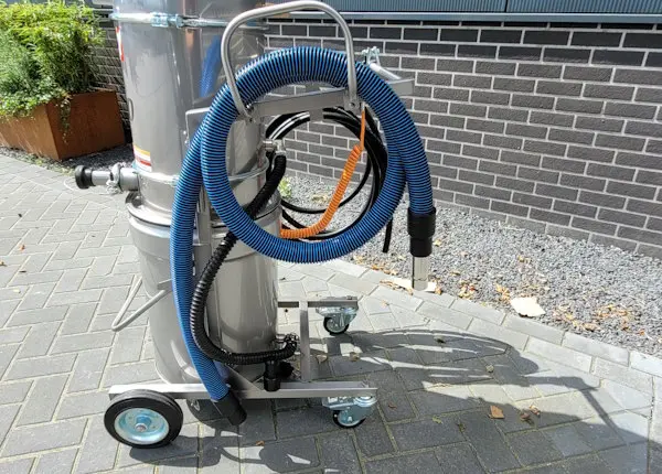 Industriële stofzuiger met zuigslangen