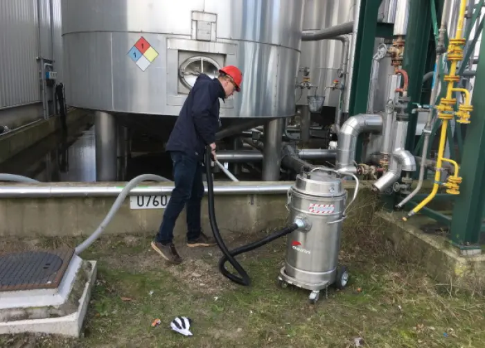 Vloeistof opzuigen met ATEX stofzuiger