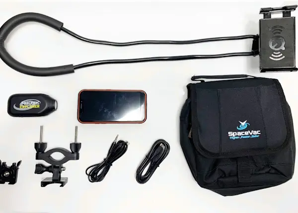 de set heeft een camera, mobiel beeldscherm, kabels en een tas voor gemak bij het stofzuigen