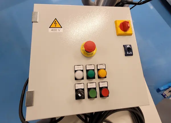 onze industriële stofzuiger is beschikbaar met een groot controlepaneel en kleine afstandsbediening